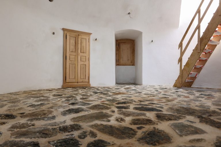 Intérieur R+2 : dallage en diorite, escalier et menuiseries en châtaignier ©Hervé Tusoli