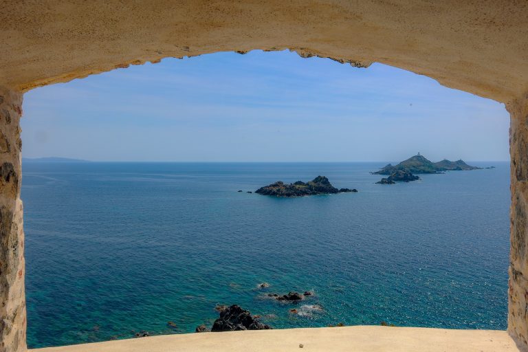 Vue depuis la canonière vers les îles Sanguinaires ©Hervé Tusoli