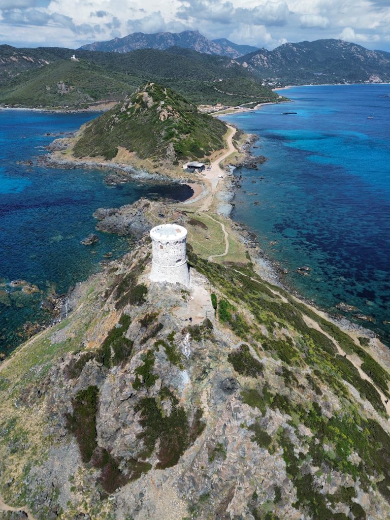 La tour de la Parata au sommet de la presqu'île ©Hervé Tusoli